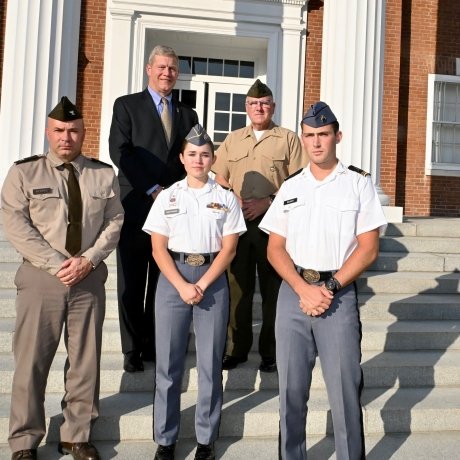 COL Mark Elfendahl, LtGen Broadmeadow ’83, Dr. Travis Morris, Regimental Commander Sophia Righthouse ’25, and Cadet Wil Bazant ‘25 on the steps in front of Jackman Hall